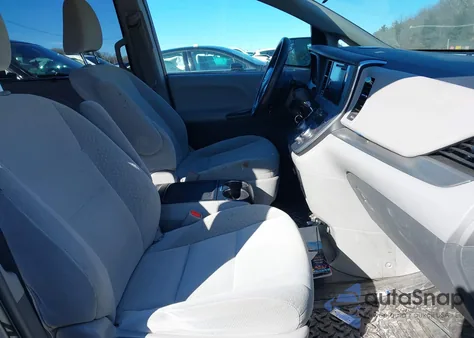 2017 Toyota Sienna Le 8 Passenger z USA, uszkodzony, nr VIN 5TDKZ3DC2HS813112